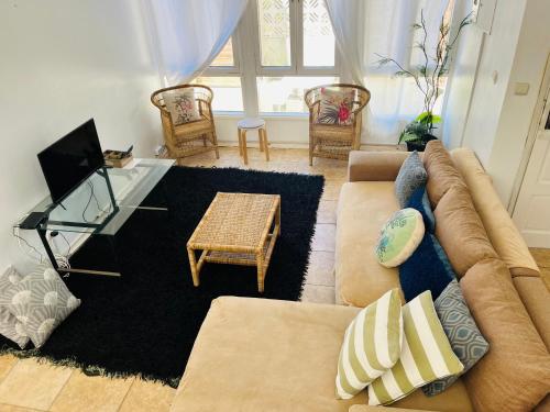 uma sala de estar com um sofá e uma mesa em Casa Cinza em Ponta do Ouro