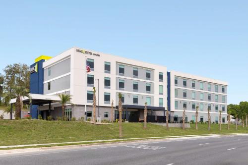a white building on the side of a street at Home2 Suites By Hilton Niceville Eglin Air Force Base in Niceville