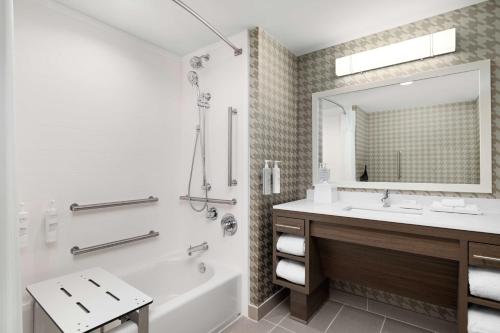 W łazience znajduje się umywalka i lustro. w obiekcie Home2 Suites By Hilton Niceville Eglin Air Force Base w mieście Niceville