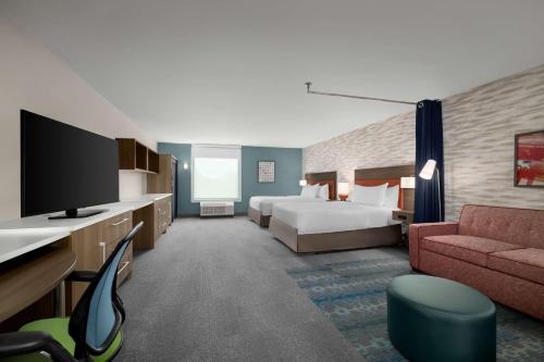 um quarto de hotel com uma cama e uma televisão em Home2 Suites By Hilton Niceville Eglin Air Force Base em Niceville