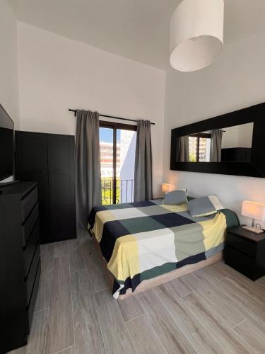 A bed or beds in a room at Estepona - Playa - 1 dormitorio con terraza Pi42