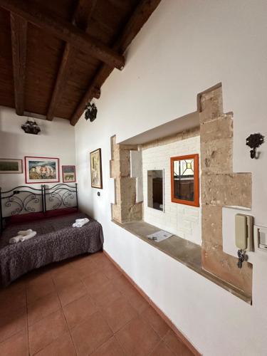 Cette chambre comprend un lit et une fenêtre. dans l'établissement Terrace on the sea, à Syracuse