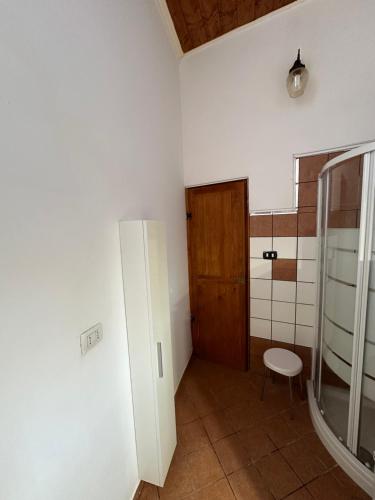 une salle de bain avec une porte et une chaise dans une pièce dans l'établissement Terrace on the sea, à Syracuse