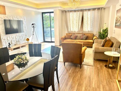 un salon avec une table et une salle à manger dans l'établissement Prodige meublées, à Abidjan