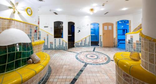 a bathroom with a yellow couch in a room at Hotel Stoiser Graz -Parkplatz inbegriffen! in Graz