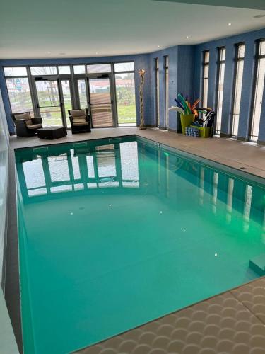 une grande piscine dans un immeuble dans l'établissement Domitys La Rose des Vents, à Saint-Gilles-Croix-de-Vie