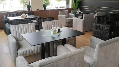 uma sala de jantar com mesas e cadeiras num restaurante em Complex Amazon Guercif em Guercif
