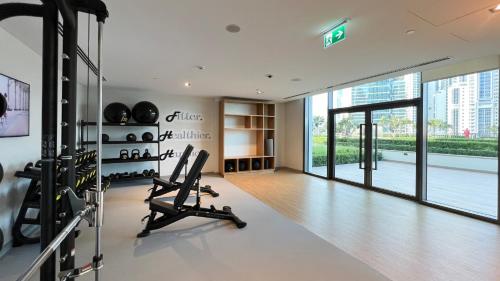 Fitnesscentret og/eller fitnessfaciliteterne på Sky High 2-Bedroom Apartment Stunning Opera & Downtown Views Opp Dubai Mall