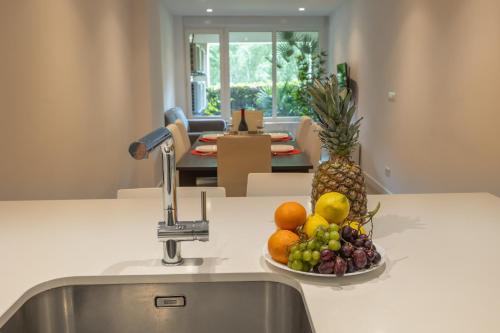 a bowl of fruit on a counter next to a sink at Zona Hospitales y Clinica Universitaria - TuApartamento in Pamplona