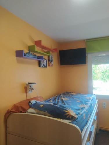 ein Schlafzimmer mit einem Bett in einem Zimmer in der Unterkunft Suite en 1a línea de Playa con piscina a 20 minutos de Barcelona in Premiá de Mar