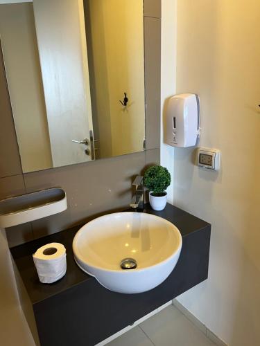 een badkamer met een wastafel en een spiegel bij 2 Bedrooms sea view condo in Pattaya South