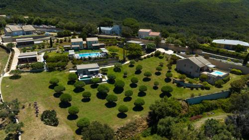 uma vista aérea de uma casa com um quintal em U San Daniellu villas et chambres em Farinole