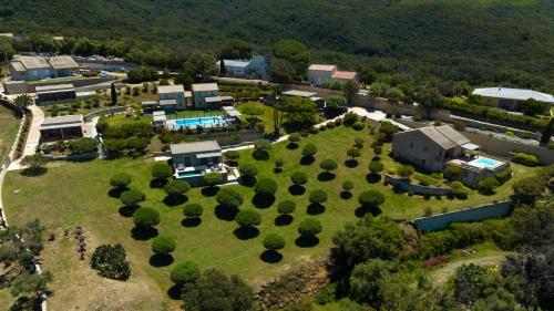 Piscine de l'établissement U San Daniellu villas et chambres ou située à proximité