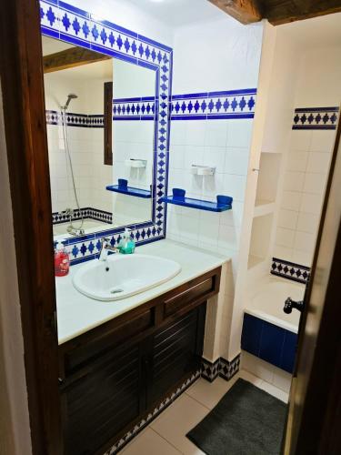 a bathroom with a sink and a mirror at Aldea de Meer in Torrevieja