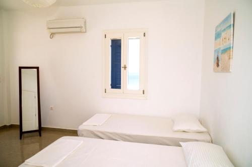 Postel nebo postele na pokoji v ubytování Ble Elia Syros