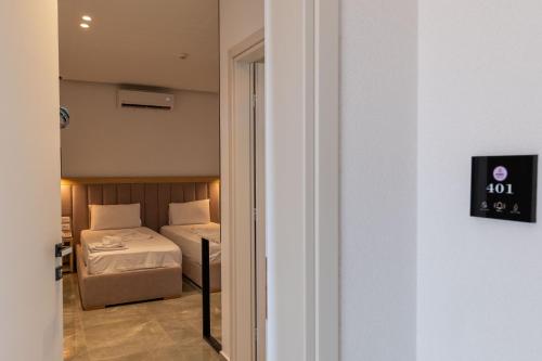 Una cama o camas en una habitación de Monel Hotel