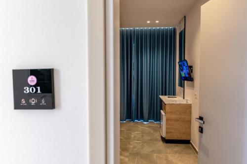 Una televisión o centro de entretenimiento en Monel Hotel