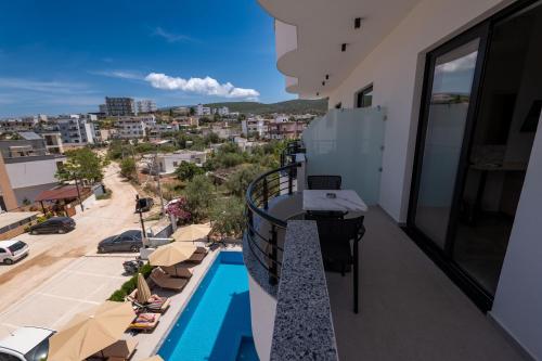 Un balcón o terraza en Monel Hotel