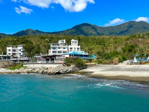 a group of buildings on a beach next to the water at 那界灣海景民宿 Dulan Najie Bay Inn in Donghe