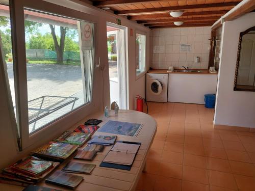uma cozinha com um balcão com um lavatório e uma janela em Campingrosengarten em Cserszegtomaj