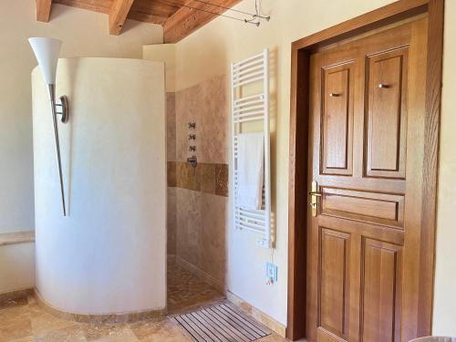 una cucina con frigorifero e porta in legno di Vila Relaxmountain B&B a São Bartolomeu de Messines