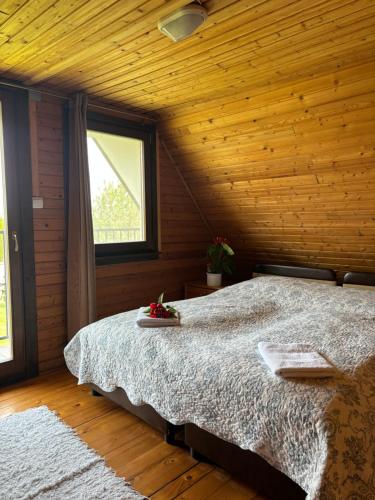 una camera da letto con un letto in una stanza di legno di Turul Apartmanok Enying-Balatonbozsok a Balatonbozsok