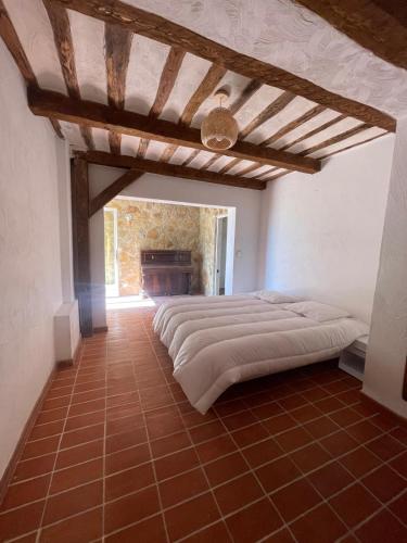 Cette chambre dispose d'une rangée de lits à l'étage. dans l'établissement Maison Provençale, à Solliès-Pont