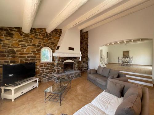 TV a/nebo společenská místnost v ubytování Maison Provençale