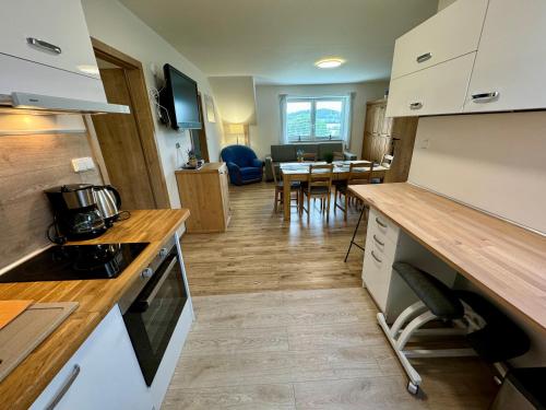 Apartmány Na Kopciにあるキッチンまたは簡易キッチン
