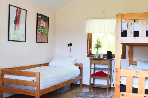 Postel nebo postele na pokoji v ubytování Skårs gård