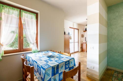 a kitchen and dining room with a table and chairs at Villetta Macchia Mediterranea in Cuglieri
