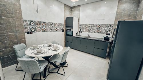 Dapur atau dapur kecil di مساكن فوتهيلز الفاخرة