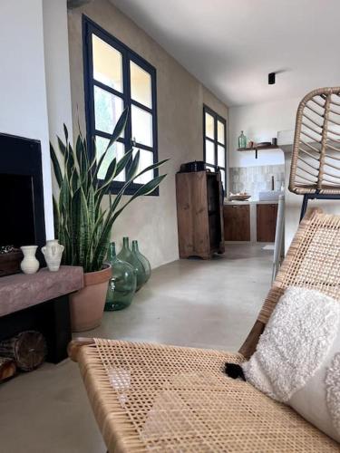 un salon avec un lit et une cuisine dans l'établissement Maison Bacchus, gîte insolite dans cuve à vin, à Caves