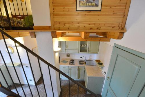 widok na kuchnię w domu w obiekcie Residence Au Vieux Grenier w mieście Cogne