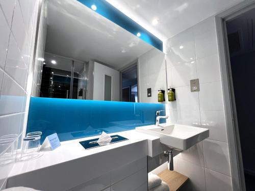 een badkamer met een wastafel en een spiegel bij Holiday Inn Express Windsor, an IHG Hotel in Windsor