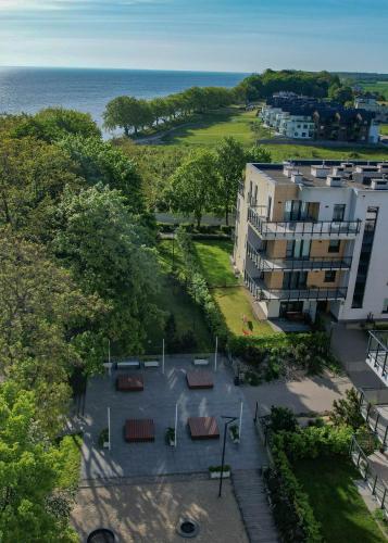 an aerial view of a building next to the ocean at Apartament na Klifie in Puck