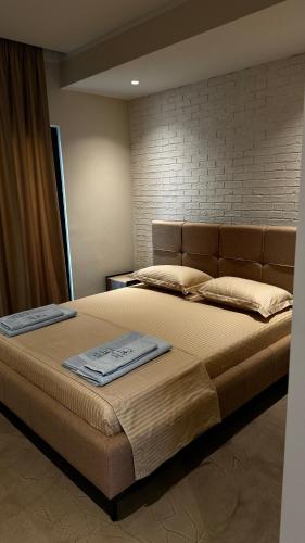 1 cama grande con 2 almohadas encima en Rittson - Boutique Hotel en Vlorë