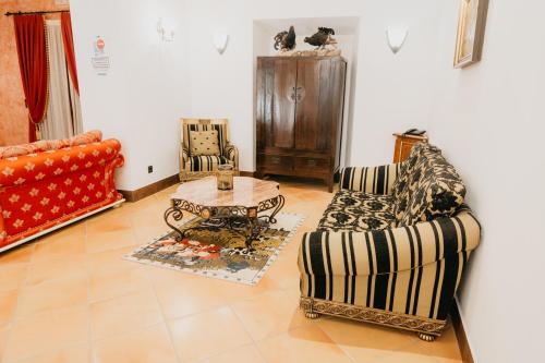 a living room with two couches and a coffee table at Hotel Hacienda Don Manuel in Granja de Torrehermosa
