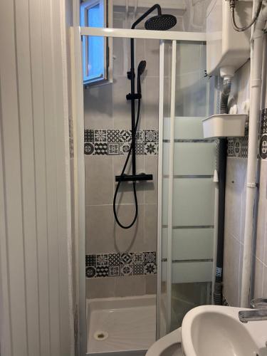une salle de bain avec douche et lavabo dans l'établissement Paris pleyel, à Saint-Denis
