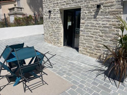 une chaise bleue assise devant un bâtiment dans l'établissement Bali 83, à Bandol