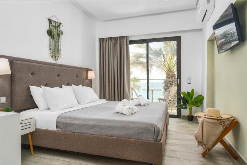 Postel nebo postele na pokoji v ubytování Crystal Beach Hotel