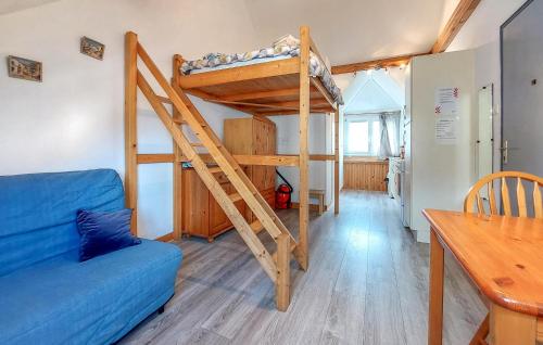Μία ή περισσότερες κουκέτες σε δωμάτιο στο Amazing Apartment In Saint-Lunaire