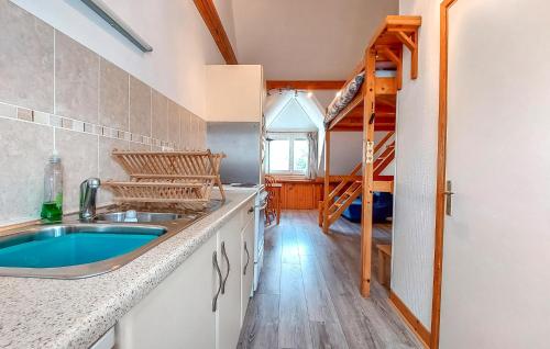 une cuisine avec un évier et un escalier dans l'établissement Amazing Apartment In Saint-Lunaire, à Saint-Lunaire