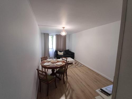 une salle à manger avec une table et des chaises dans une pièce dans l'établissement Appartement cosy à 10 min de Paris, à Aubervilliers