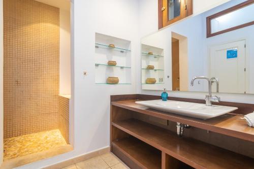 ein Bad mit einem Waschbecken und einer Dusche in der Unterkunft Villa Coira in Alcúdia