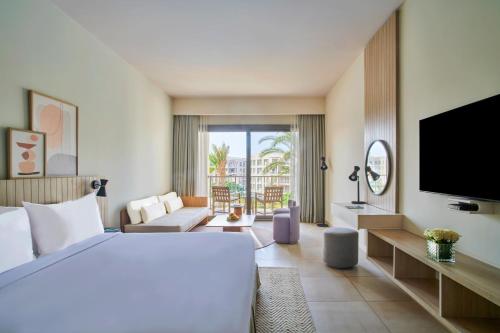 Postel nebo postele na pokoji v ubytování Marassi Boutique Hotel-Marina 2