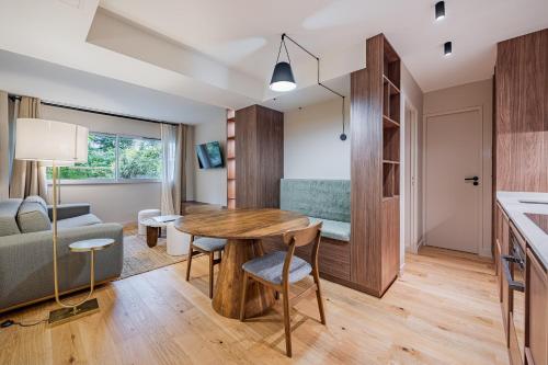 une cuisine et un salon avec une table et un canapé dans l'établissement LovelyAppartment-OldMontmartre, à Paris