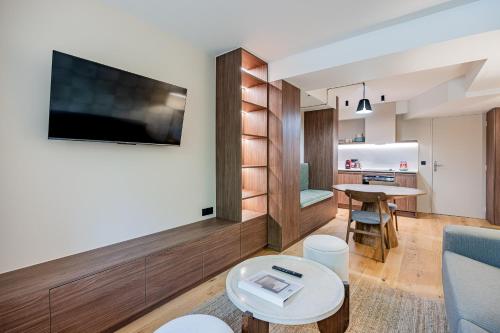 un salon avec une télévision et une table dans l'établissement LovelyAppartment-OldMontmartre, à Paris