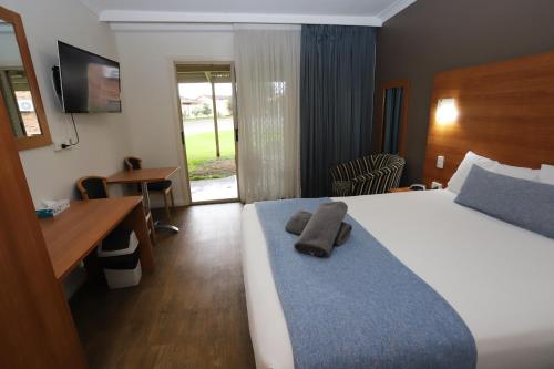 Ένα ή περισσότερα κρεβάτια σε δωμάτιο στο Sleepy Hill Motor Inn