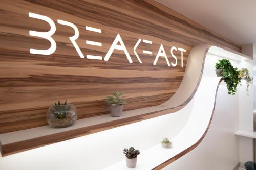 a sign for a break room with plants on a wall at Nemea Appart Hotel Concorde Toulouse Gare Matabiau in Toulouse